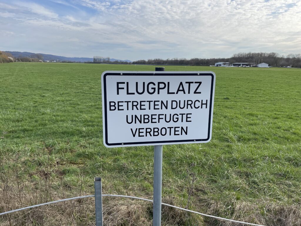 Flugplatz, betreten durch Unbefugte verboten! - Hier sind die Hintergründe
